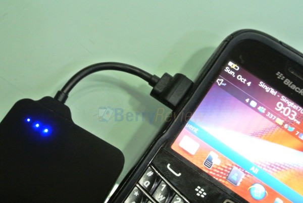 Echo PowerConnect Mini 1600mAh charging a BlackBerry Bold 9900