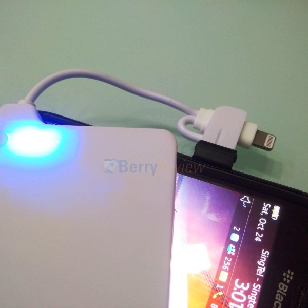 Echo PowerConnect 4000mAh Charging the BlackBerry Bold 9900